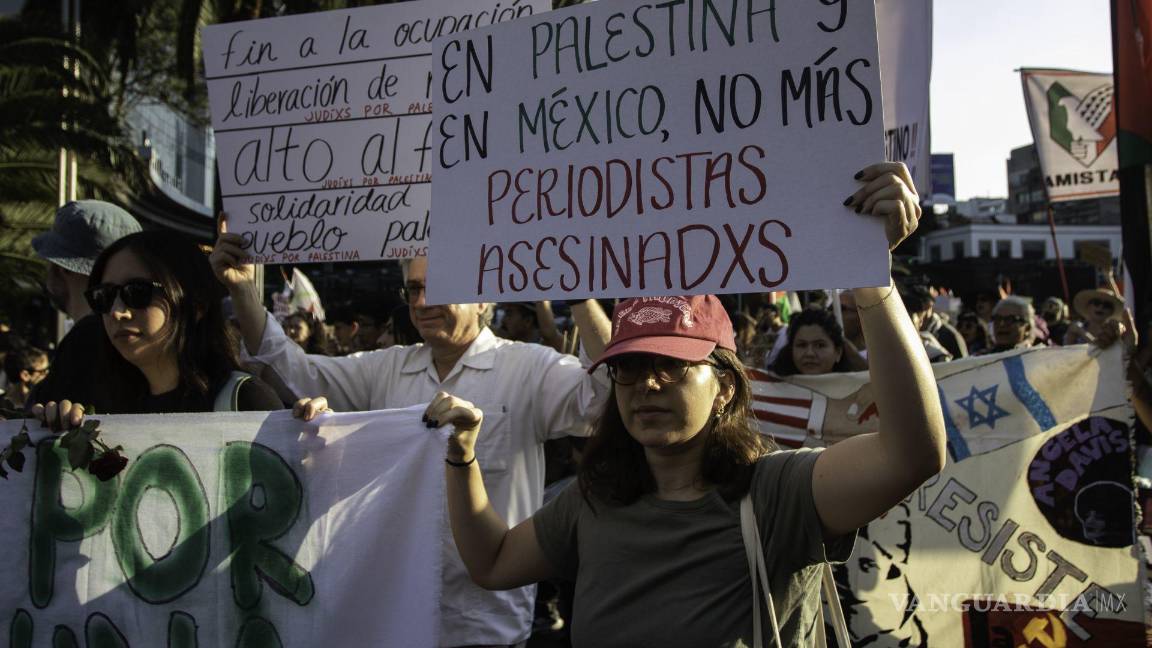 $!Cientos de personas y organizaciones civiles partieron del Ángel de la independencia hacia el Zócalo en apoyo a Palestina.