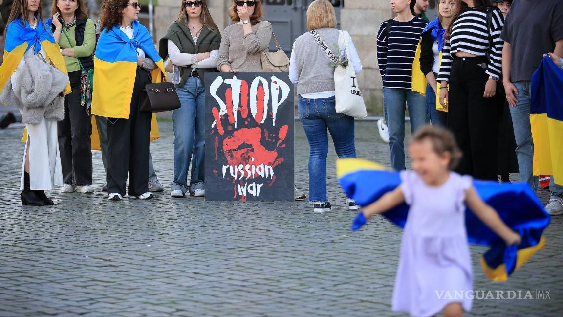 $!Personas en la manifestación ‘1000 Días con Ucrania’ organizada por la Asociación de Ucranianos en Portugal en Oporto, Portugal, el 17 de noviembre de 2024.