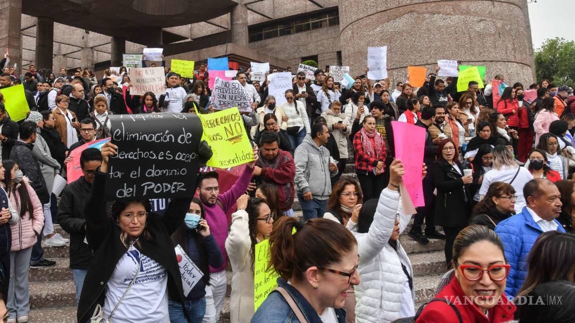 $!Integrantes del Sindicato de Trabajadores del PJF se manifestaron al exterior del Consejo de la Judicatura Federal, Edificio Sede San Lázaro en CDMX.