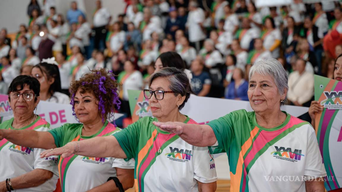 $!Los adultos mayores desfilan durante la inauguración de los Juegos Municipales Deportivos y Culturales, destacando su entusiasmo y energía en cada disciplina, desde deportes hasta expresiones artísticas.