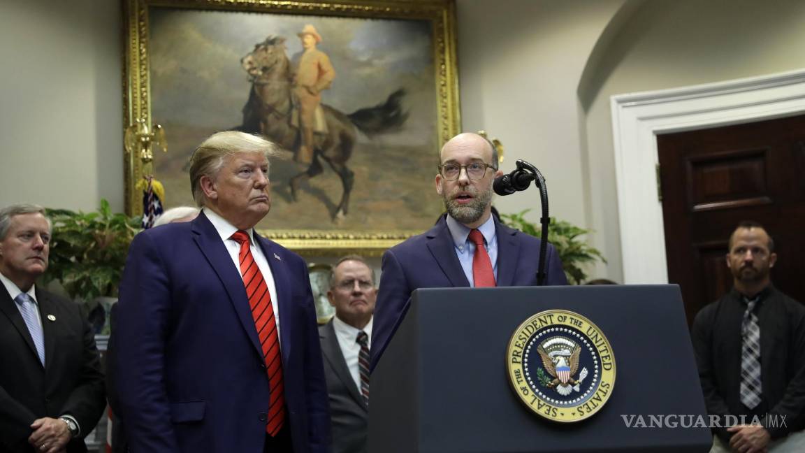 $!El presidente Donald Trump escucha al director interino de la Oficina de Administración y Presupuesto de la Casa Blanca, Russel Vought.