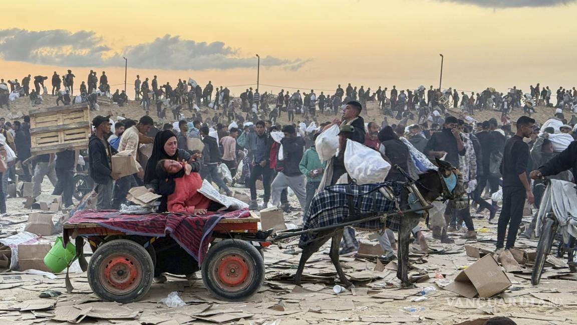 $!Una mujer que fue golpeada en la cabeza con parte de una granada aturdidora en un sitio de distribución de alimentos operado por la Fundación Humanitaria.