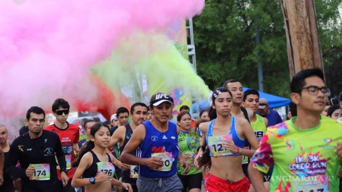 $!Cientos de corredores comienzan su recorrido desde la Plaza Principal.