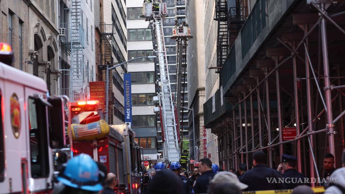 $!Emergencias se encuentran trabajando en la zona con drones y perros robots, debido a lo inestable del edificio.