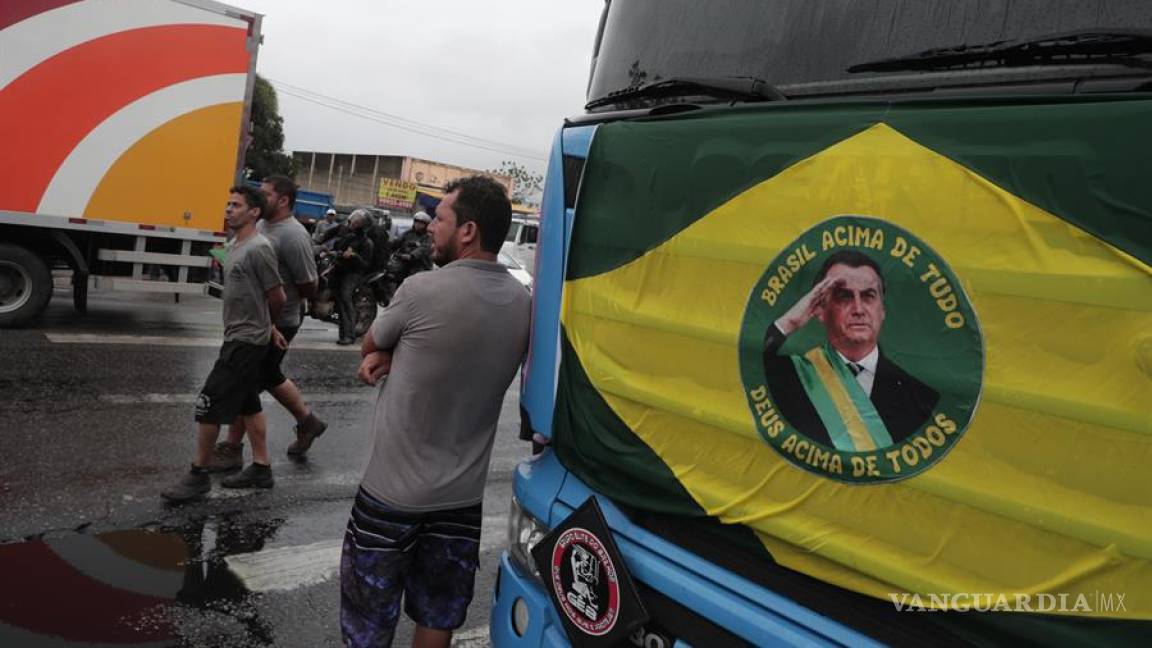 Camioneros desconocen la victoria de Lula da Silva y bloquean carreteras en Brasil