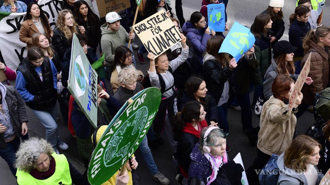 $!Greta Thunberg (c) participa en una huelga escolar de Fridays For Future por el clima y la justicia social en Estocolmo, Suecia.
