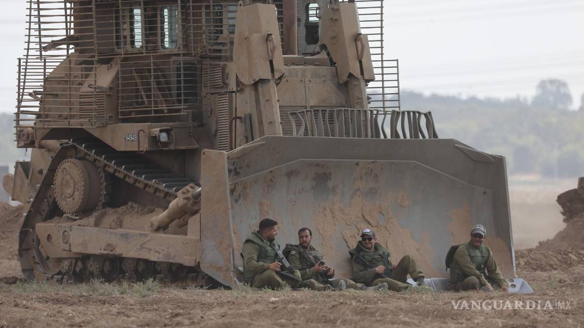 $!Soldados israelíes estacionados cerca de la frontera de Gaza. Israel advirtió a todos los ciudadanos de la Franja de Gaza que se desplacen hacia el sur.