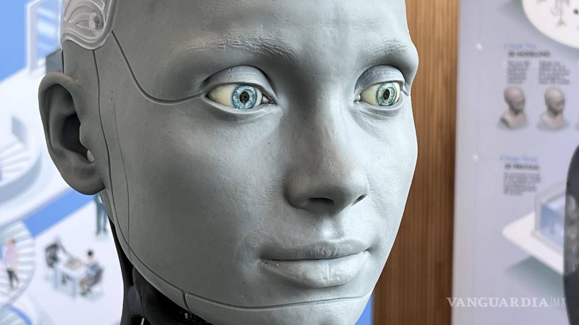 En la Cumbre Global de la Inteligencia Artificial, el robot Ameca asegura que no deberíamos tenerle miedo a la IA