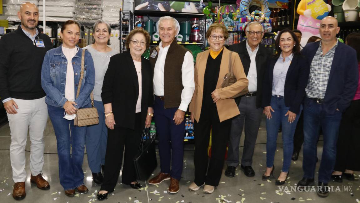 $!Autoridades y directivos celebran la apertura de una nueva opción comercial en el sector Colosio.
