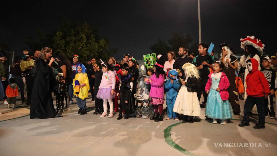 Vuelve Halloween a calles de Saltillo; salen niños a pedir dulces