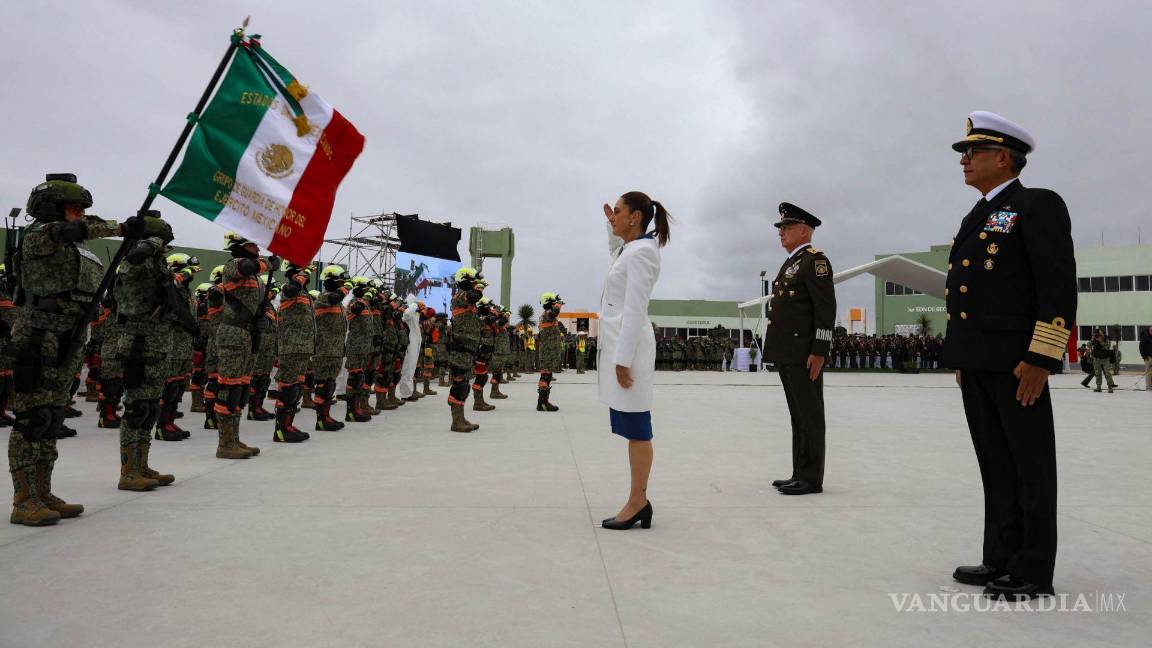 $!Claudia Sheinbaum, Presidenta de México, y Ricardo Trevilla Trejo, secretario de la Defensa Nacional, encabezaron el 112 aniversario del Día del Ejército Mexicano”, en cuya ceremonia se entregaron las instalaciones del 27/o Regimiento de Caballería Motorizado. También estuvo presente el gobernador de Nuevo León, Samuel García.