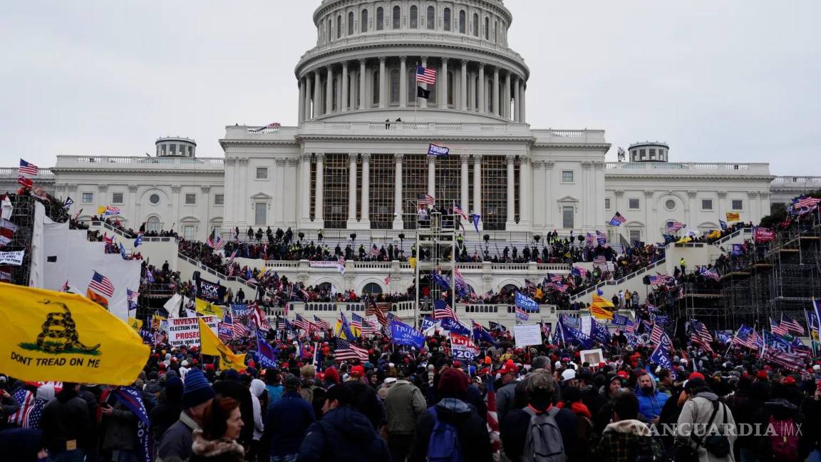 $!Fotografía de archivo en la que se ve a seguidores del entonces presidente Donald Trump en su intento de invadir el interior del Capitolio en Washington.