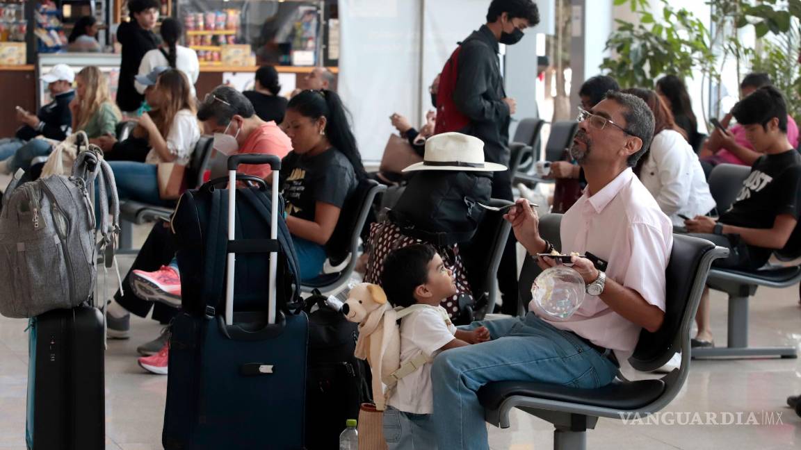 $!El Aeropuerto Internacional Hermanos Serdán en Huejotzingo reanudó sus operaciones tras la cancelación de vuelos esta mañana por caída de ceniza.