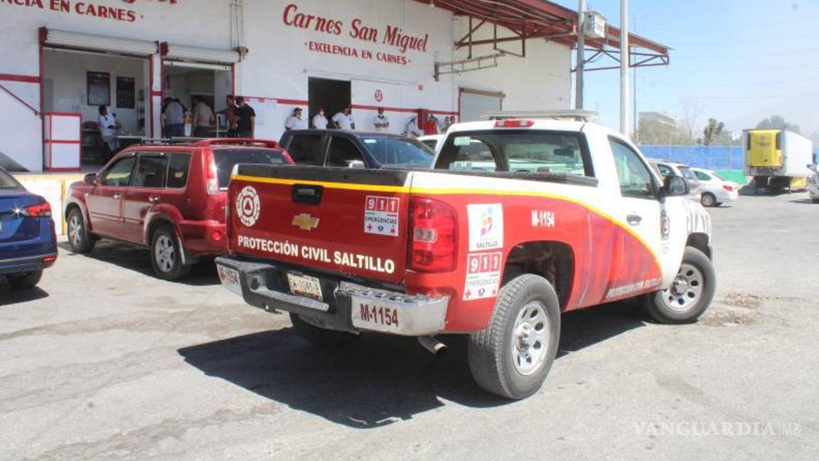 $!Bomberos y personal de Protección Civil trabajaron para sofocar el incendio de maleza que amenazaba con extenderse al Mercado de Abastos.