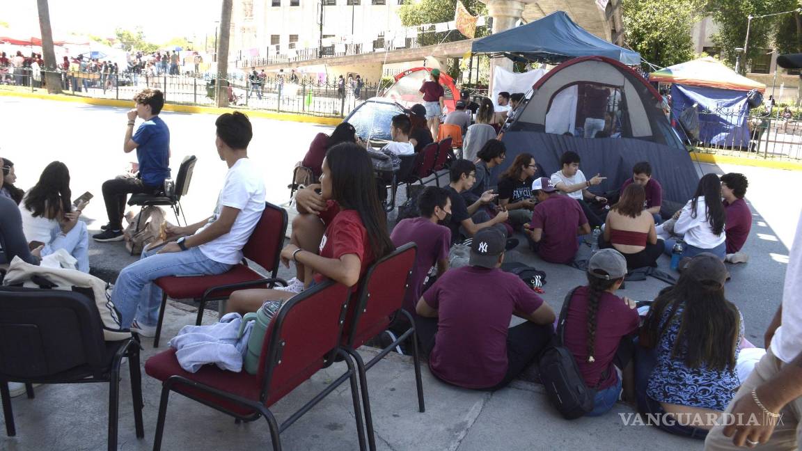 $!Los manifestantes mantienen bloqueado el V. Carranza.