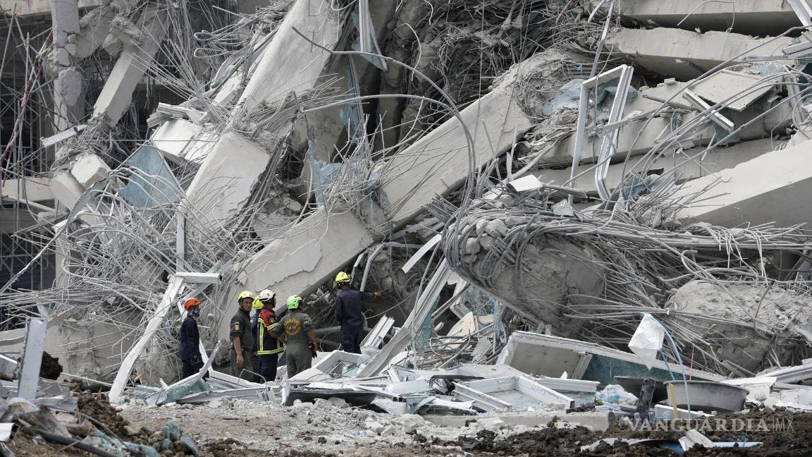 $!Equipos de rescate buscan contra reloj este sábado a supervivientes entre la montaña de escombros en la que ha quedado reducida un edificio en obras.