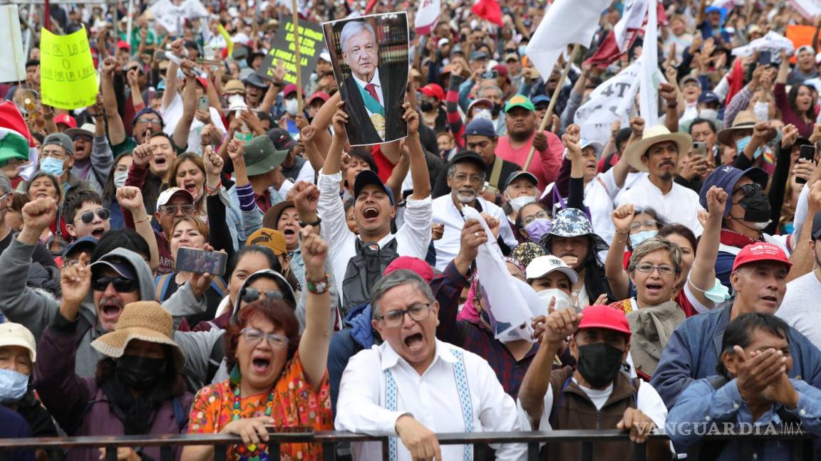 $!Miles de ciudadanos asisten al cuarto informe de Gobierno del presidente de México, Andrés Manuel López Obrador en el Zócalo de Ciudad de México (México).