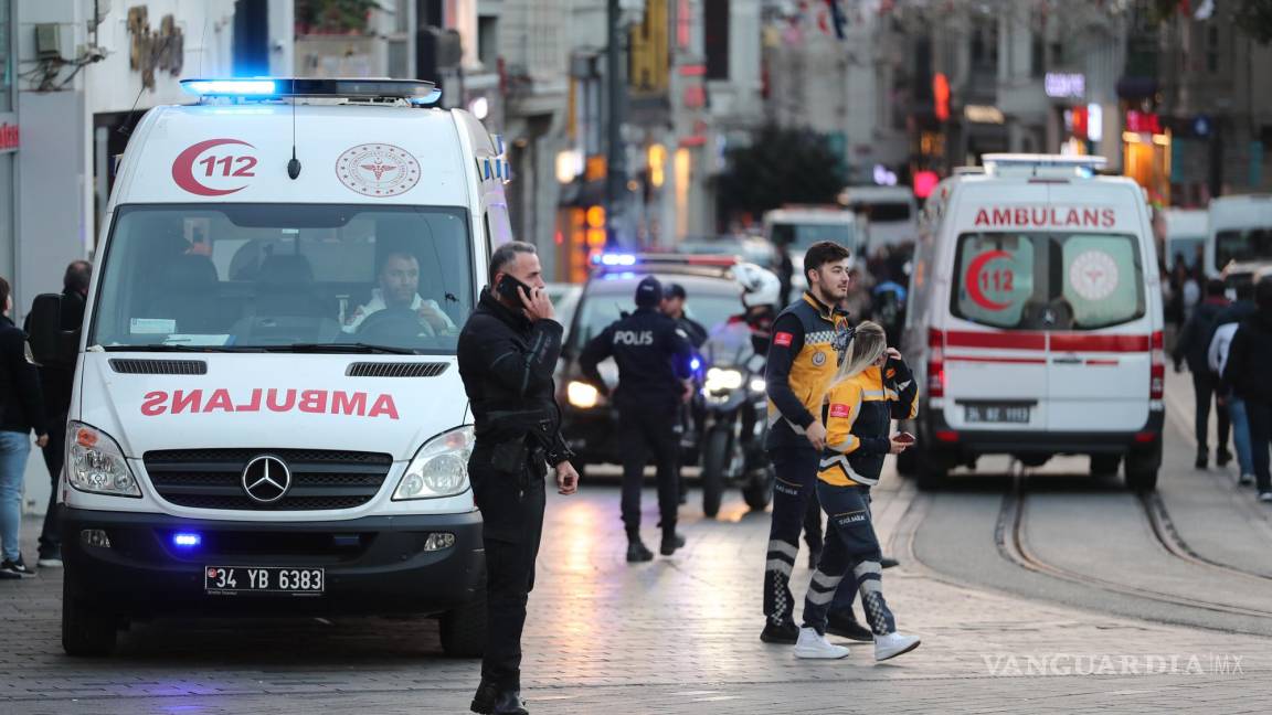 $!Ambulancias, camiones de bomberos y policías en la escena en la avenida Istiklal, una calle popular llena de tiendas y restaurantes.