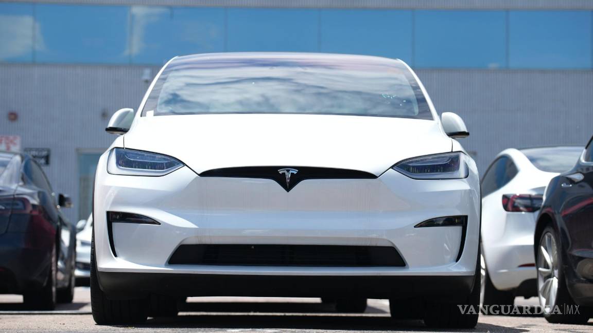 $!Un Model X 2023 se encuentra afuera de un concesionario Tesla el 18 de junio de 2023 en Englewood, Colorado.