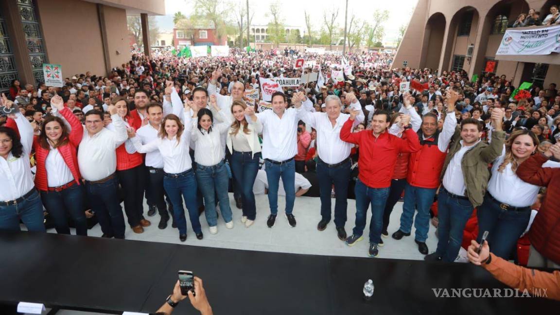 $!En Saltillo, Javier Díaz fue acompañado por cientos de simpatizantes en su registro para la Alcaldía.