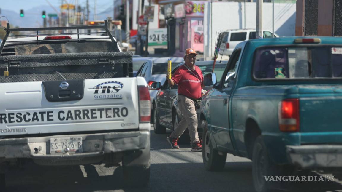 Vendedores de cebollitas y bengalas invaden cruceros de Saltillo en vísperas de Navidad