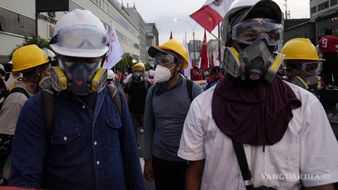 $!Manifestantes antigubernamentales usan cascos y máscaras antigás.
