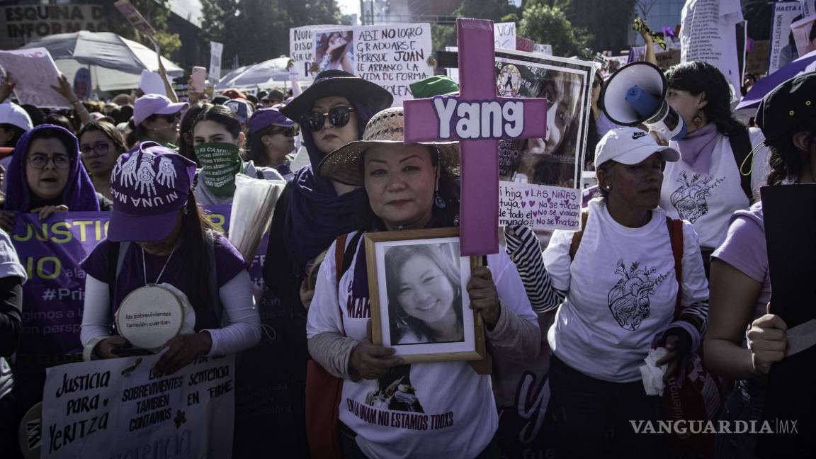 $!CIUDAD DE MÉXICO, 08 MARZO 2024. Miles de mujeres partieron de distintos puntos de la ciudad para marchar rumbo a la plancha del Zócalo Capitalino con el fin de exigir que cese la violencia de género, que se esclarezcan los casos de feminicidio, violación y desaparición forzada contra niñas y mujeres.