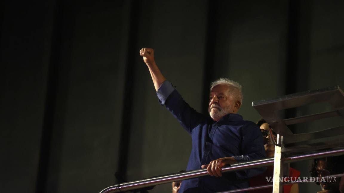 $!Luiz Inácio Lula da Silva saluda hoy a sus simpatizantes tras su triunfo en la segunda ronda de las elecciones presidenciales.