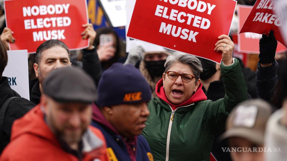 $!Activistas expresan sus objeciones a Elon Musk y al trabajo del Departamento de Eficiencia Gubernamental en diferentes departamentos del gobierno de EU.