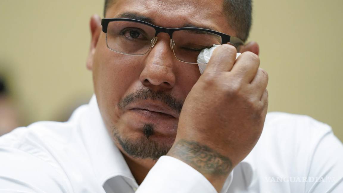 $!Miguel Cerrillo, padre de Miah Cerrillo, se limpia el ojo mientras testifica en una audiencia del Comité de Supervisión y Reforma de la Cámara de Representantes.