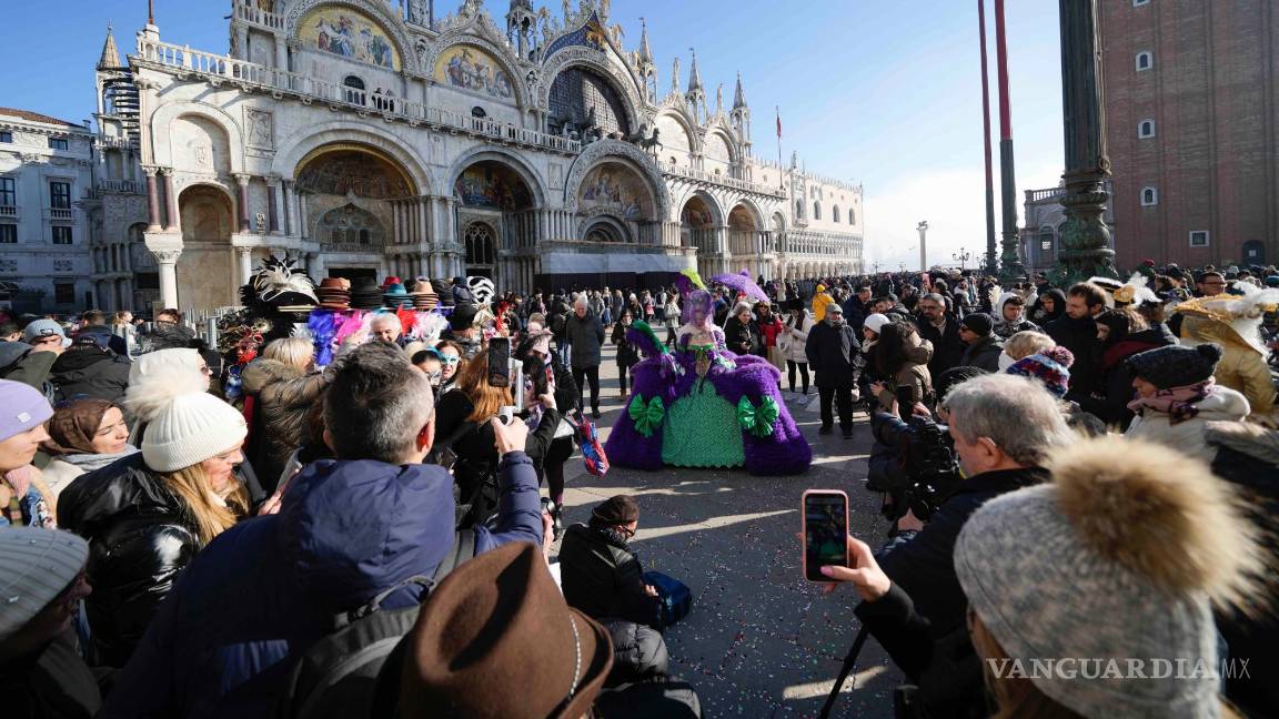 $!Una mujer ataviada con una máscara posa delante de la iglesia de San Marcos durante el Carnaval, en Venecia, Italia, el 28 de enero de 2024.
