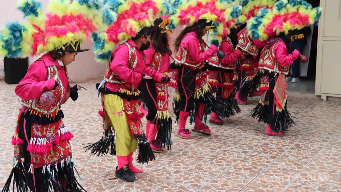 $!A pesar del clima gélido, las danzas acudieron puntuales a su cita.
