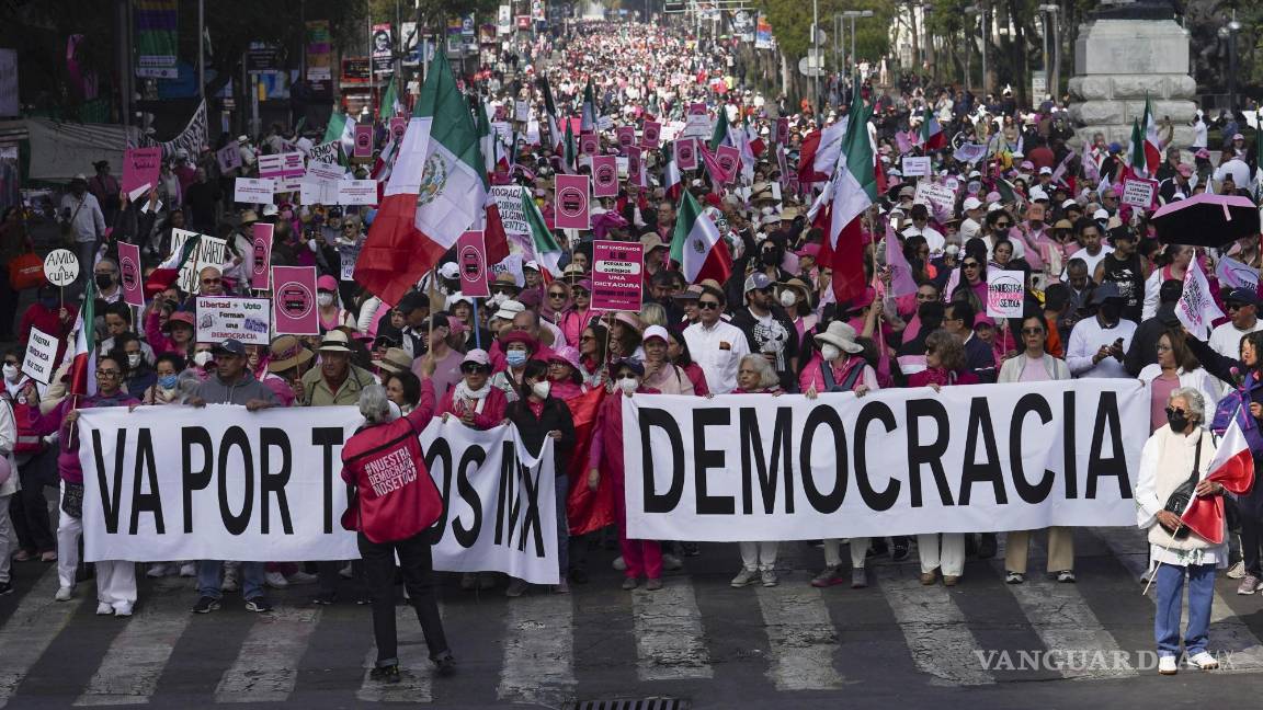 $!Manifestantes participan en una marcha organizada por organismos ciudadanos que exigen que se respete a la autoridad electoral en las próximas elecciones.