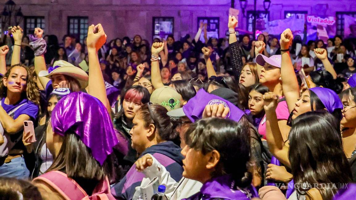 $!SALTILLO, COAHUILA 08 MARZO 2025.- Más de 5 mil mujeres marcharon en la ciudad de Saltillo, donde de manera pacífica alzaron la voz para reclamar justicia por las que ya no están y exigir a las autoridades seguridad e igualdad de género, también guardaron un minuto de silencio por aquellas mujeres víctimas de feminicidio en Coahuila.