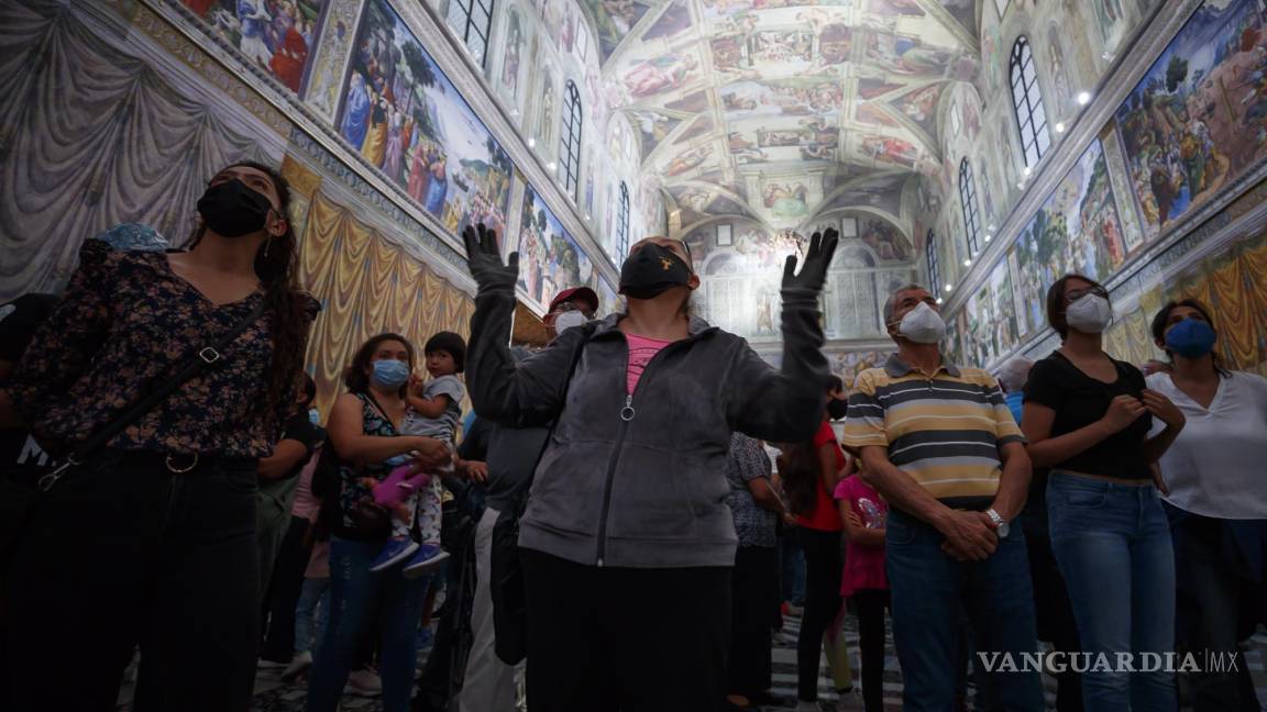 $!Personas visitan una réplica de la Capilla Sixtina en el Zócalo en Ciudad de México (México).
