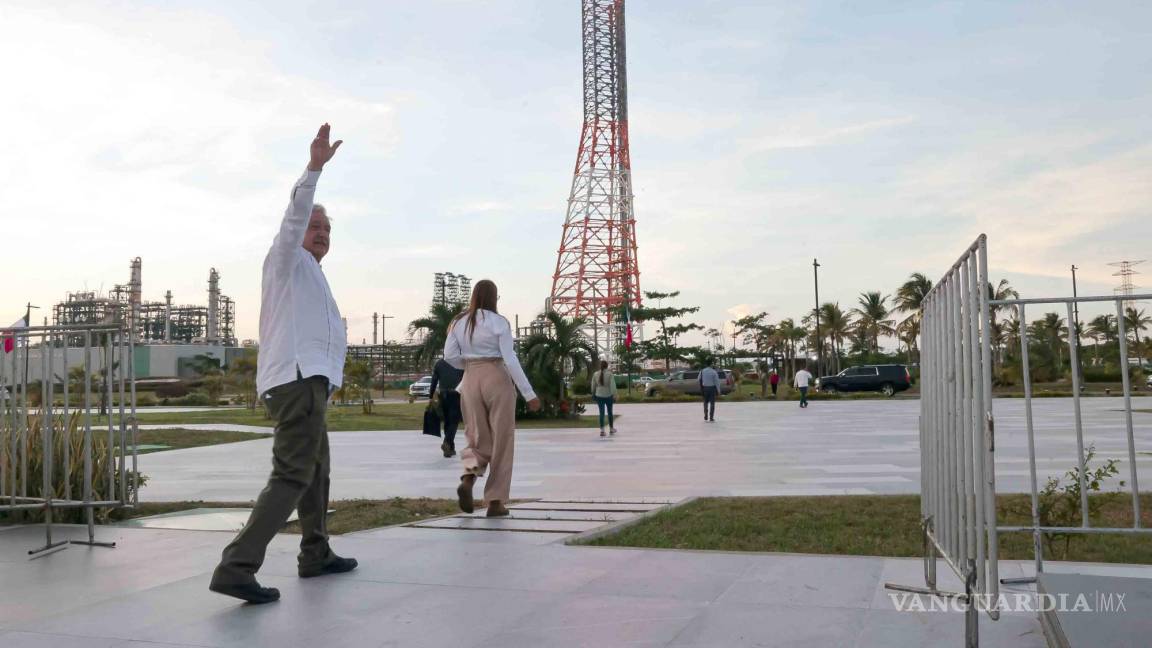 Da AMLO banderazo a producción en la refinería de Dos Bocas