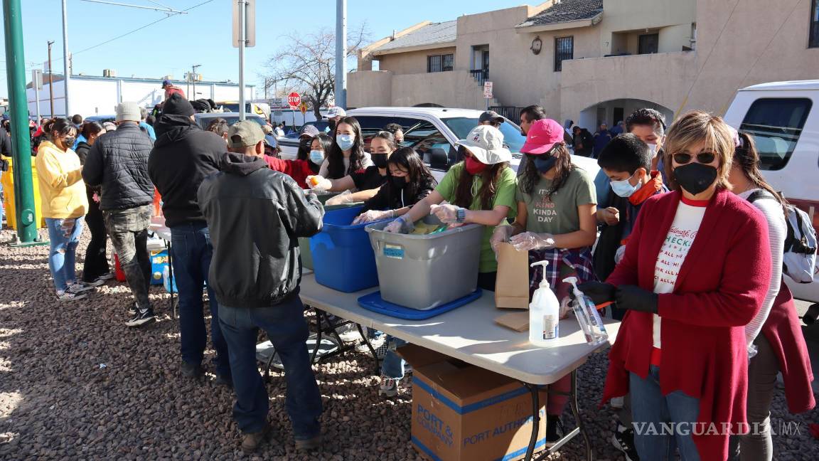 $!Fotografía del 23 de diciembre de 2022 donde aparecen inmigrantes recibendo ayuda cerca de un albergue en El Paso, Texas.