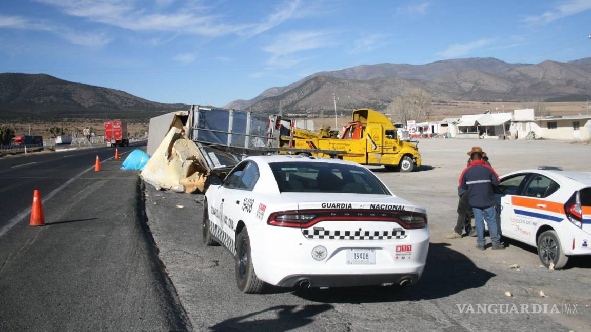 Le fallan los frenos a tráiler y se vuelca en Los Chorros