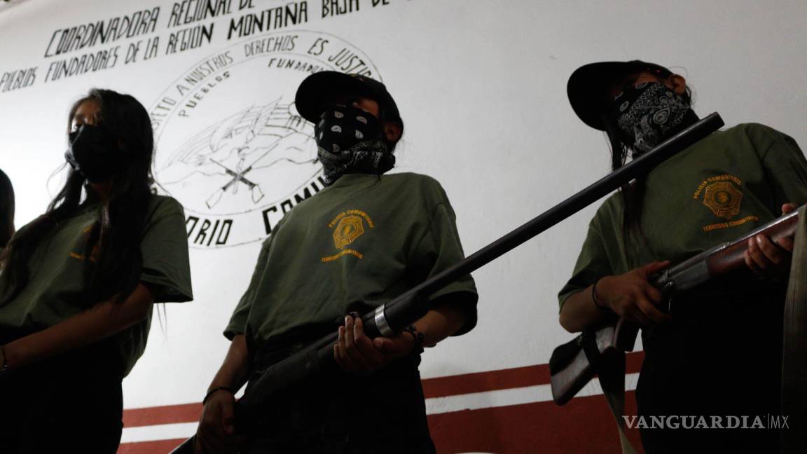 Fiscalía Guerrero investiga a policías comunitarios que armaron a niños; fueron obligados a posar