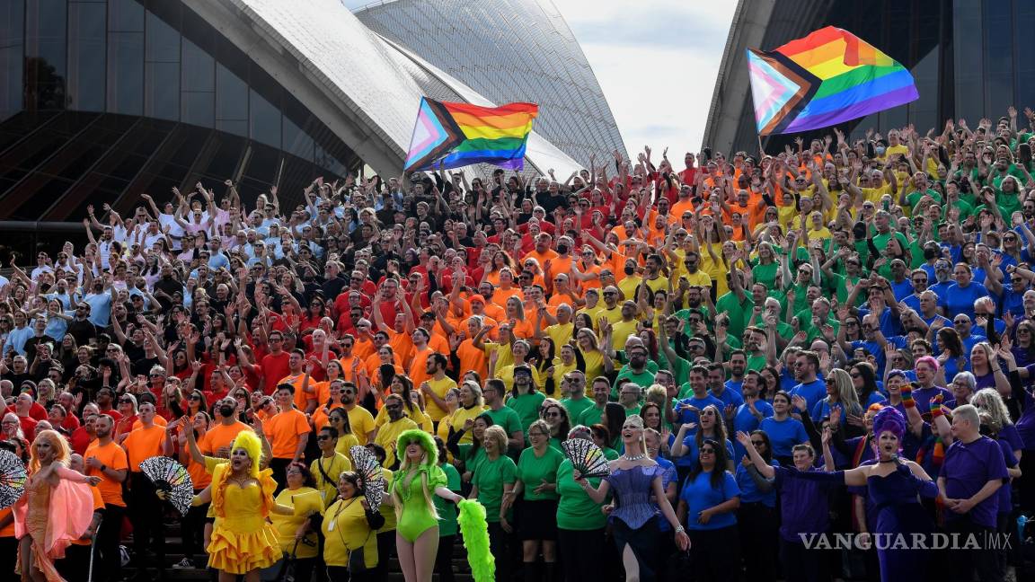 $!Cerca de 1000 participantes crean la bandera de LGBTQIA+ en la Ópera de Sídney en el aniversario del primer Mardi Gras en Sídney, Australia.