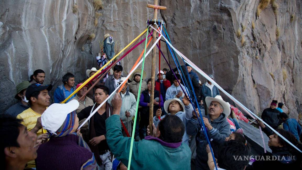 $!Los pobladores de las zonas cercanas celebran una ceremonia en una formación rocosa en la ladera del volcán Popocatépetl en México, el 12 de marzo de 2014.