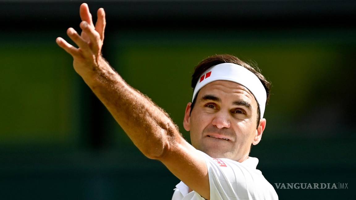 $!Roger Federer de Suiza sirve durante su partido de cuartos de final masculino en el Campeonato de Wimbledon, en Londres, Gran Bretaña, el 7 de julio de 2021.