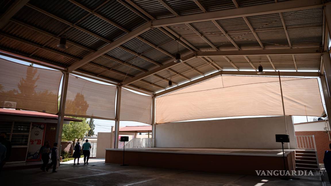 $!El alcalde Javier Díaz González entregó la nueva malla sombra a la Primaria Presidente Benito Juárez, con la que se mejorarán las actividades al aire libre del alumnado.