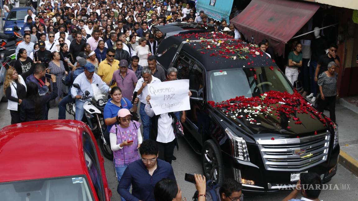 $!Miles de personas se despidieron durante el cortejo fúnebre del alcalde de Chilpancingo, Alejandro Arcos Catalán, quien fue asesinado la tarde del día domingo en la capital del estado de Guerrero.