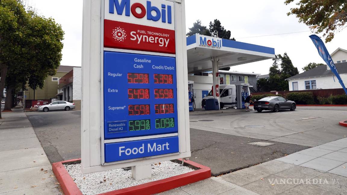 $!Un indicador del precio del combustible Mobil frente a una gasolinera Mobil en Berkeley, California.