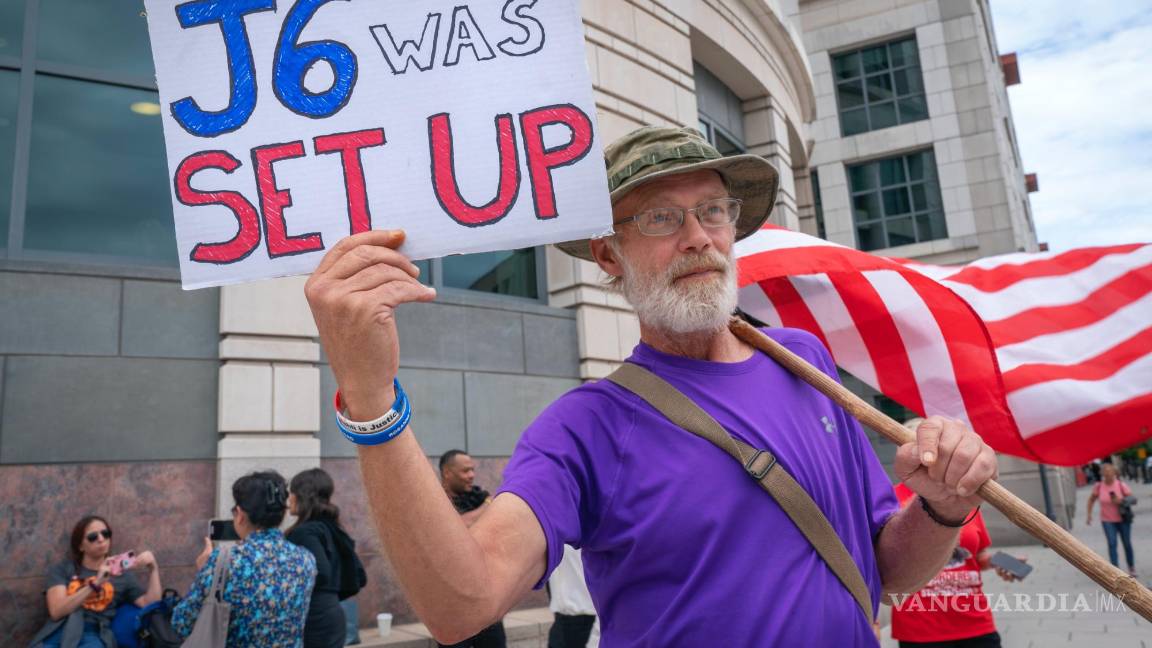 $!Jericho Steve, de Pensilvania, partidario de los acusados del 6 de enero y Donald Trump, protesta frente al tribunal federal en Washington.