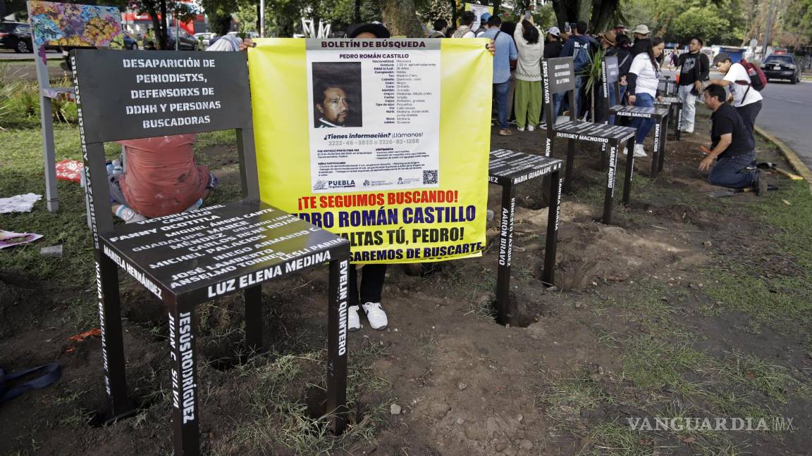 $!Familiares e integrantes de la red de búsqueda de personas desaparecidas colocaron anti-monumentos frente a la FGE en el estado de Puebla (México).