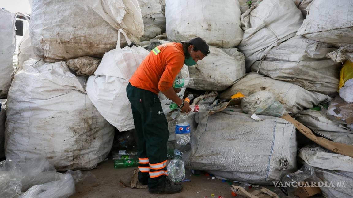 $!Un trabajador selecciona plásticos para ser empaquetados y reciclados en Montevideo, Uruguay.