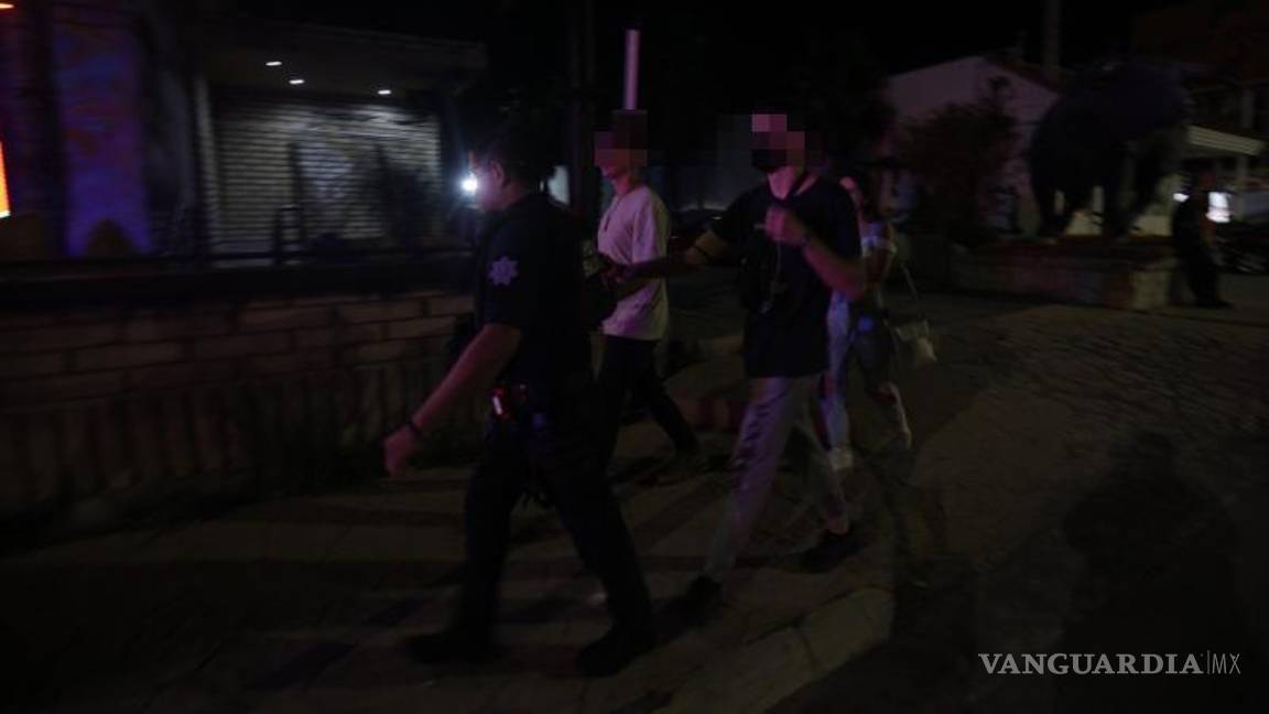 $!Golpean salvajemente a vendedor de flores afuera de un bar en Saltillo