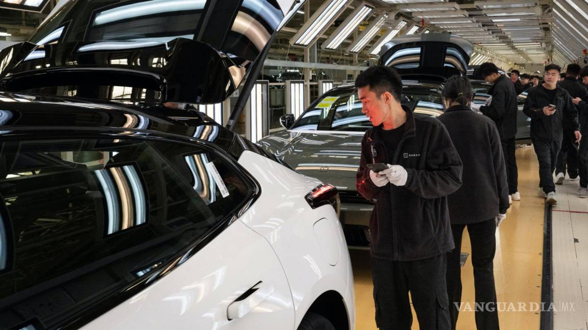 ¿Cómo es que China logra convertirse en el líder mundial de la fabricación de coches y paneles solares?